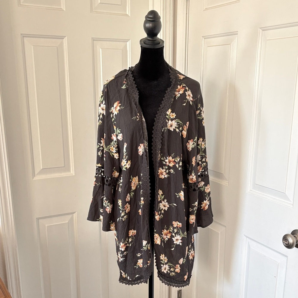 Maurices NWT Gray Floral Bell Sleeve Kimono Top